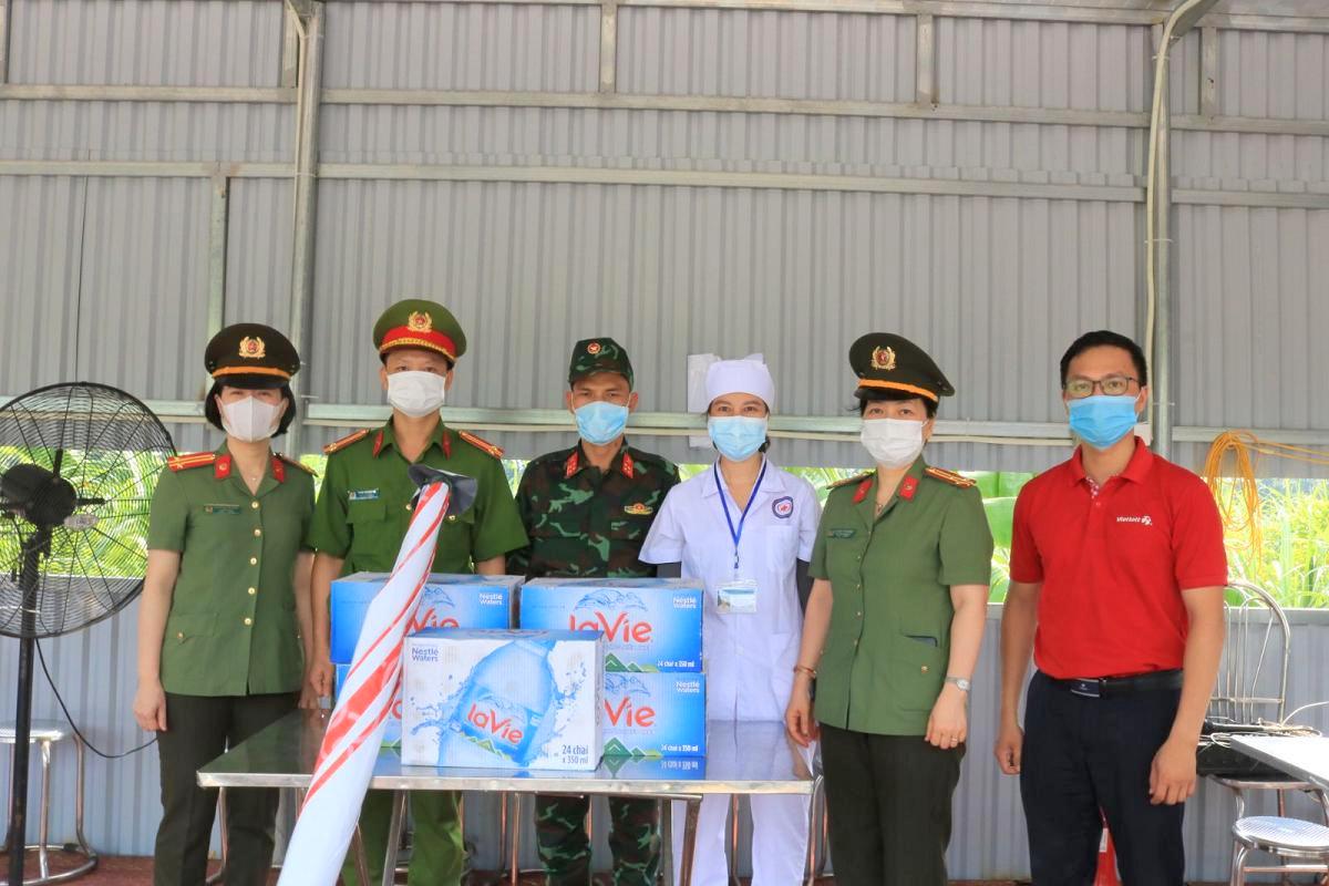 Tặng quà lực lượng tuyến đầu phòng chống dịch Covid-19 tại chốt cầu Dinh (Thủy Nguyên)